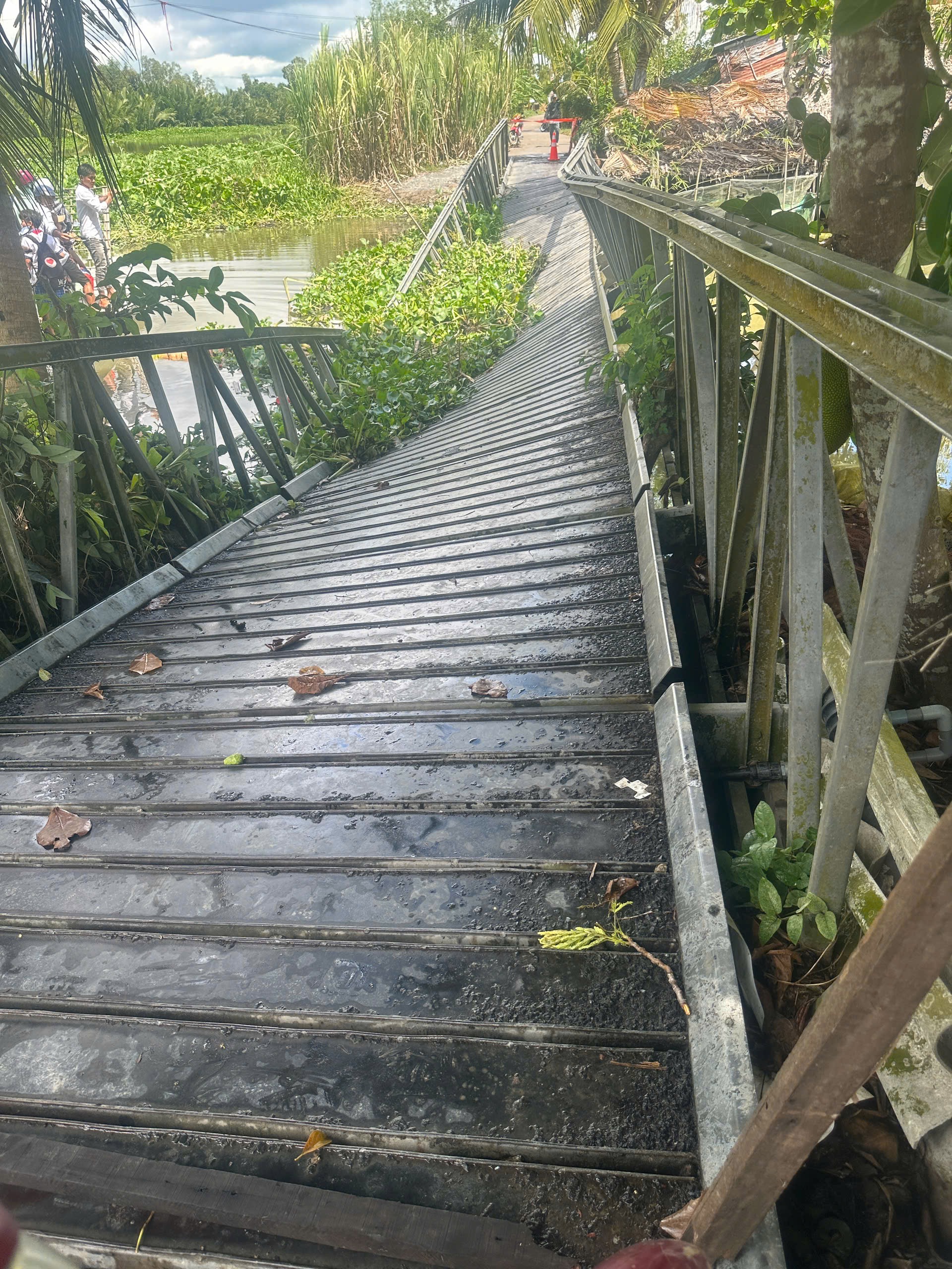 超载运输混凝土柱导致桥梁坍塌,赔偿超过2亿越南盾