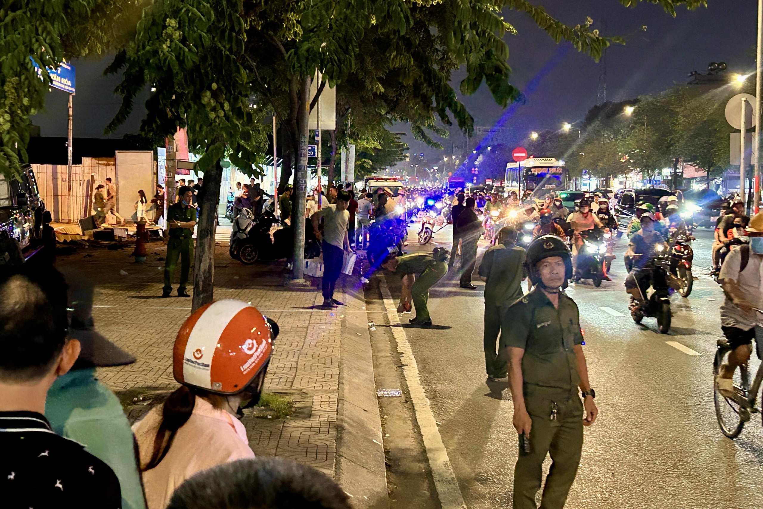 瘋狂汽車在平新區撞上多輛摩托車,母子兩人死亡