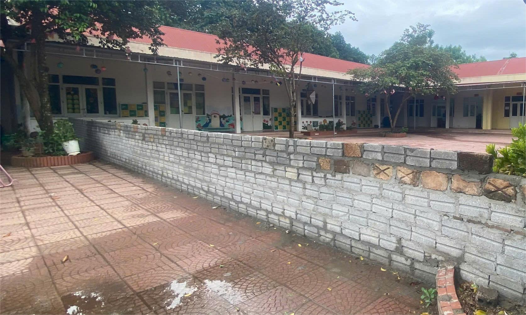 居民在學校操場中間建牆,因四代鄉主席仍未換地而感到憤怒