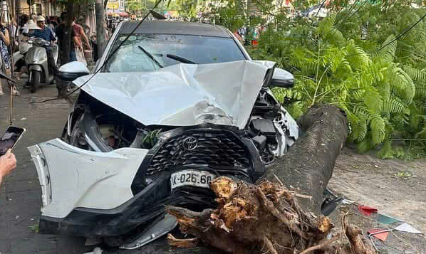 女司机在河内路上连环撞上10辆摩托车,5人入院