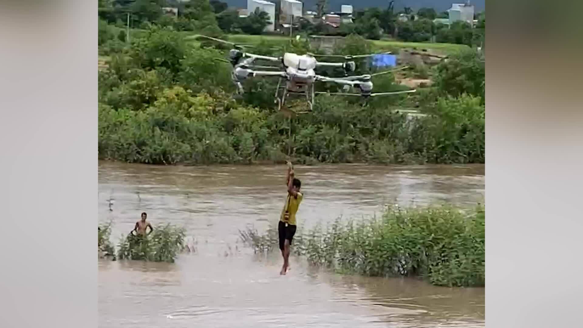 農民用無人機救出兩名被困大洪水中的兒童受到表彰
