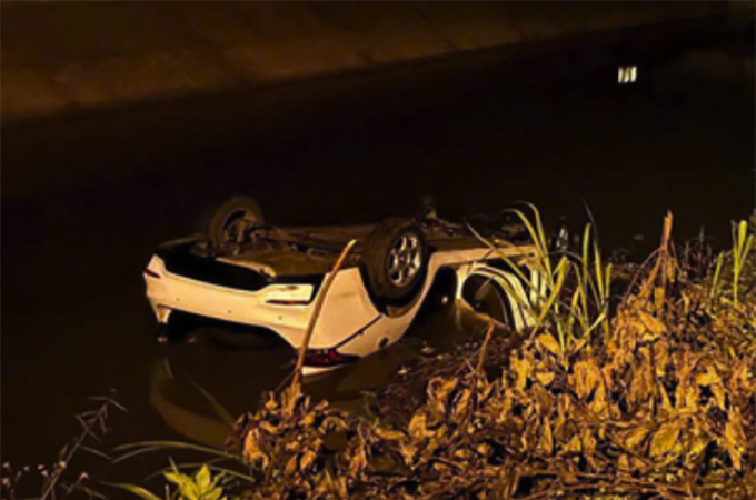 汽車翻入水渠,一人死亡