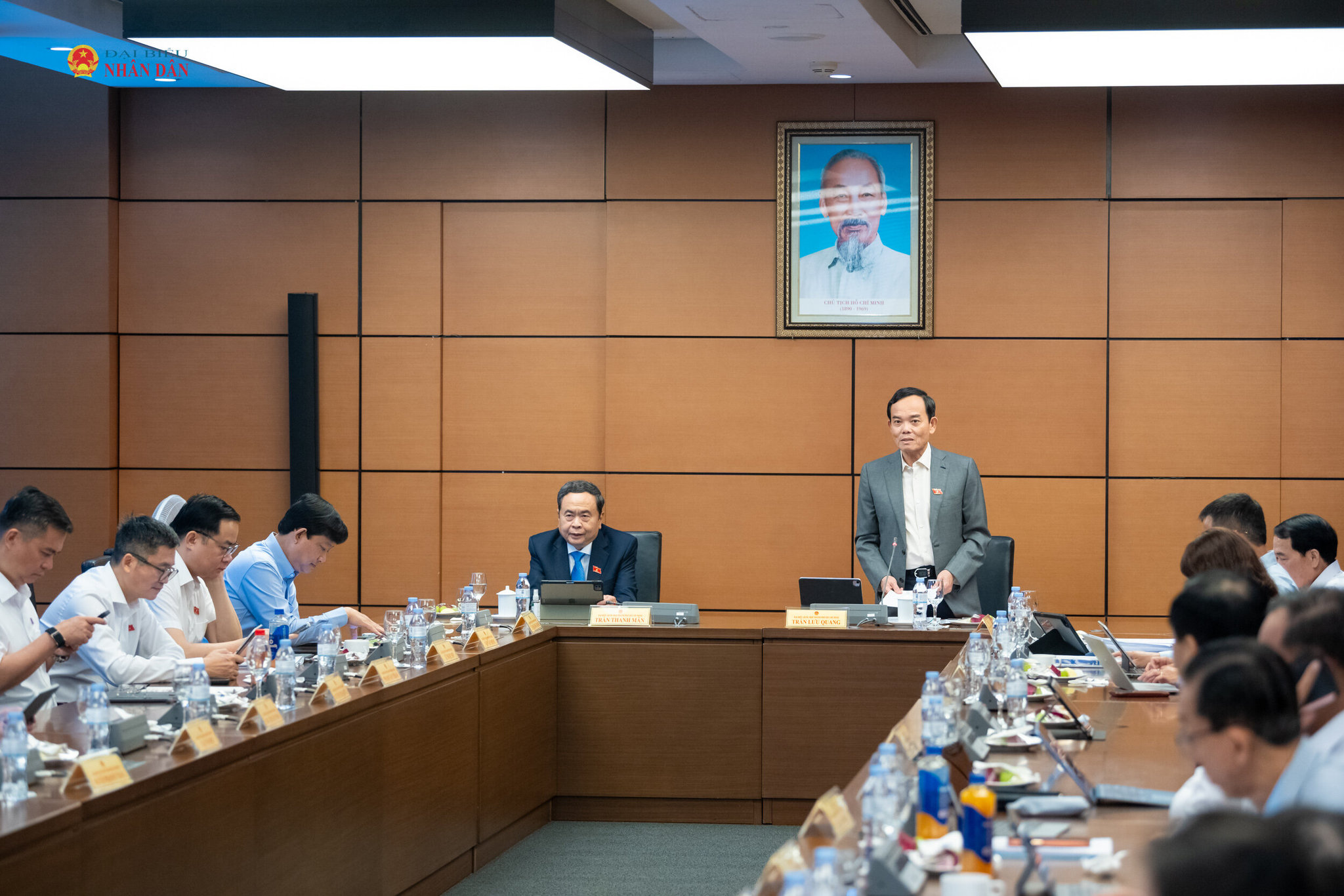 越南国会分组讨论2026年经济形势与2027年计划 · 报道配图