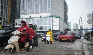 胡志明市市民在大雨中出行