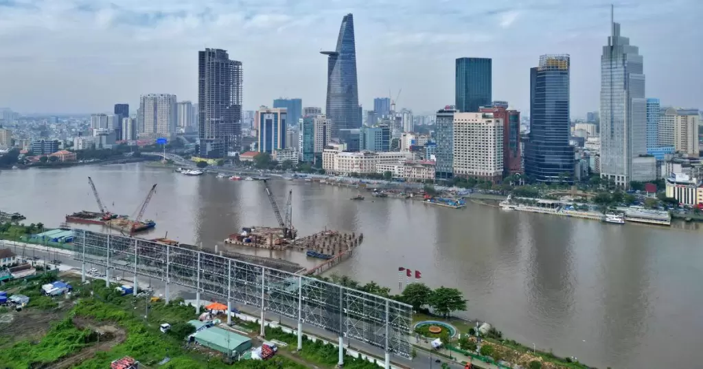 胡志明市为拖运西贡河步行桥主跨限制四航道通行