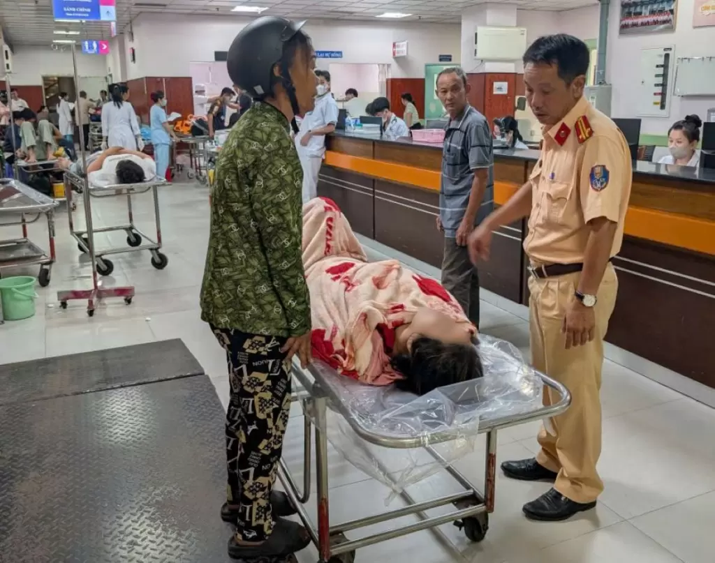 芹苴公安在Vàm Cống橋下救起跳河女子 · 報道配圖