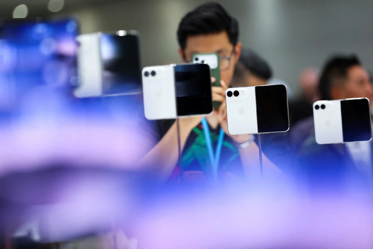 苹果首款折叠屏iPhone Duo越南预订数小时售罄 · 报道配图