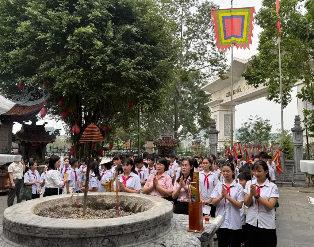 老街省七年级学生走进四处边境历史遗迹开展实地学习 · 报道配图