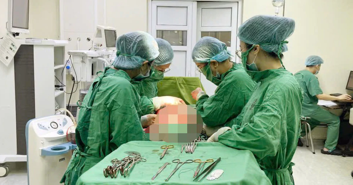 广宁省一医院为36岁产妇剖宫产并剔除15厘米子宫肌瘤