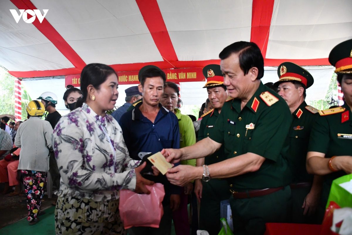 越南大將阮仲義出席西寧省軍區傳統80週年紀念並慰問民眾 · 報道配圖
