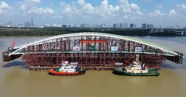 西贡河步行桥主跨钢拱经124公里水路运抵工地 · 报道配图