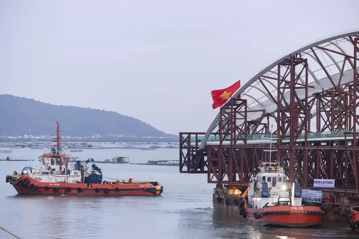 西貢河步行橋3400噸主跨拖航首日行75.6公里 · 報道配圖