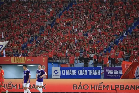 河內公安與河內FC德比開賽前，球迷擠滿行待體育場