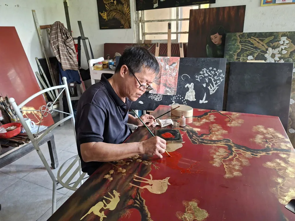 艺人制作漆器
