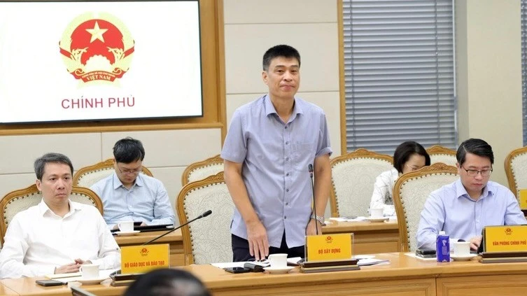各部委领导代表在会议上发言