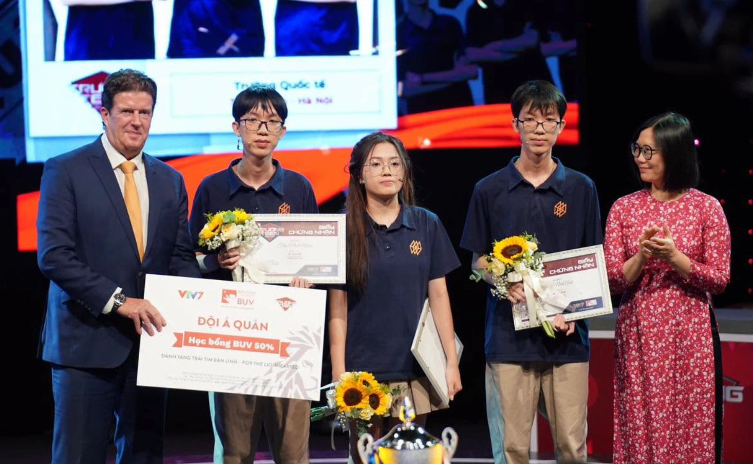 胡志明市黎鸿峰专中学生成为“Trường Teen 2026”冠军