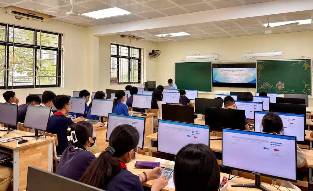 越南教育部新规:中小学生评价启用数字学籍,初中高中可机考 · 报道配图
