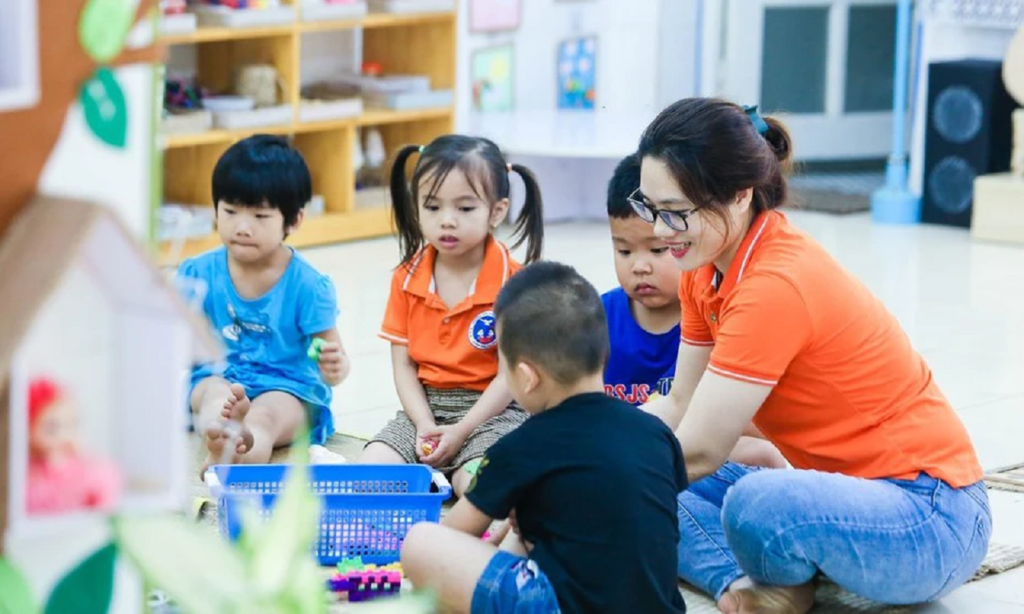 越南教育部答复民办幼师教龄津贴计算问题 · 报道配图