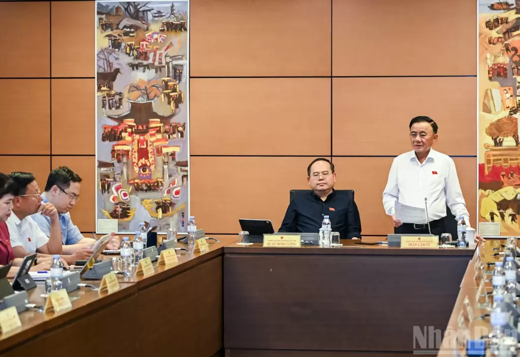 陈锦绣在讨论中发言