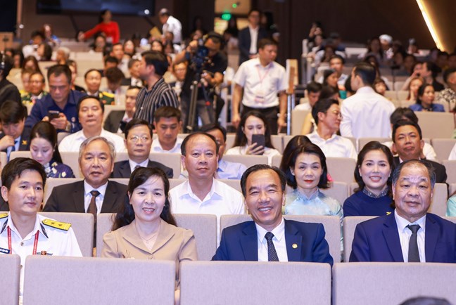 越南祖國陣線表彰225個社保貢獻者,30家機構認捐逾3669億越盾 · 報道配圖