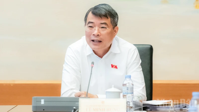 越南总理在国会小组讨论中要求管控社会住房与租赁住房价格 · 报道配图