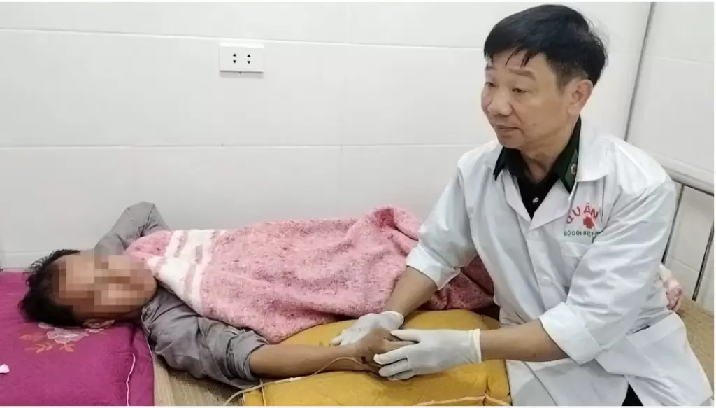 乂安省一男子食用断肠草中毒 军医救治后情况稳定 · 报道配图