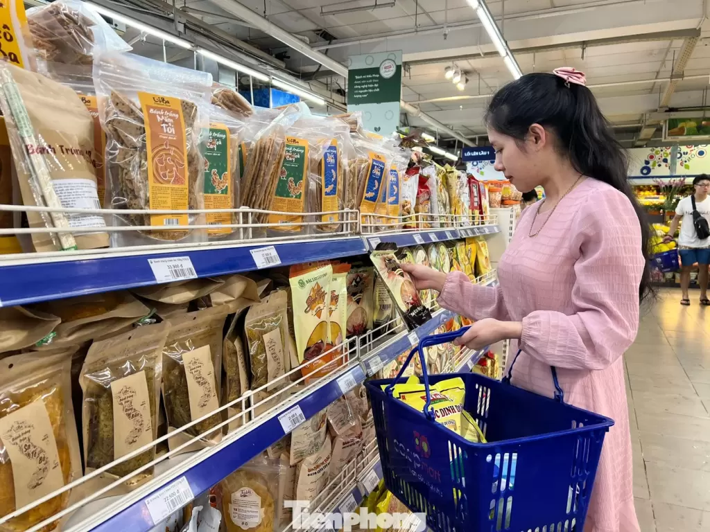 民眾在超市選購OCOP產品