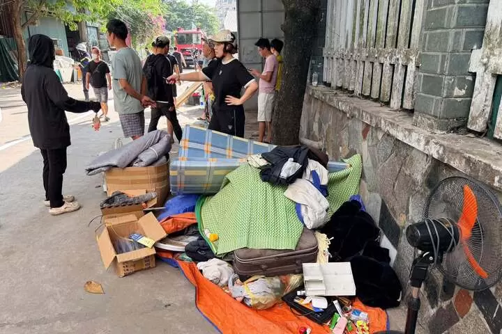 民众急忙将物品搬出屋外。