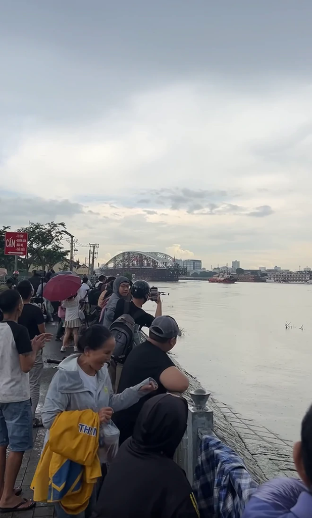 重达3400吨的钢拱成功拖航过海,抵达越南最富裕城市的市中心:历时两天航行124公里,造就令许多人欢呼的历史性时刻 - 图1。