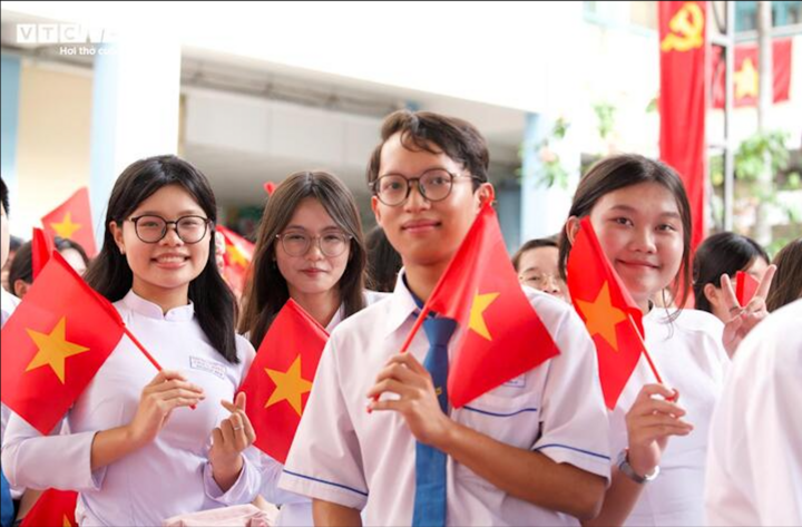 越南教育部允许中学定期考试在电脑上进行 · 报道配图