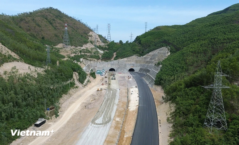 越南建设部督办庆和-邦美蜀高速,要求2026年底基本完工 · 报道配图