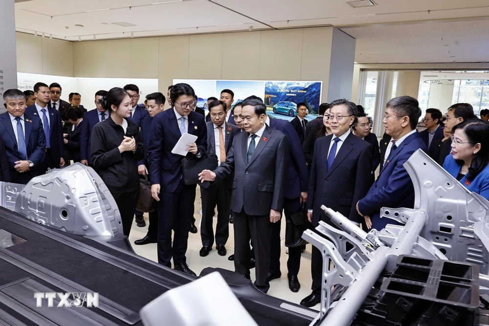 陈青敏参观小米电动汽车展示区