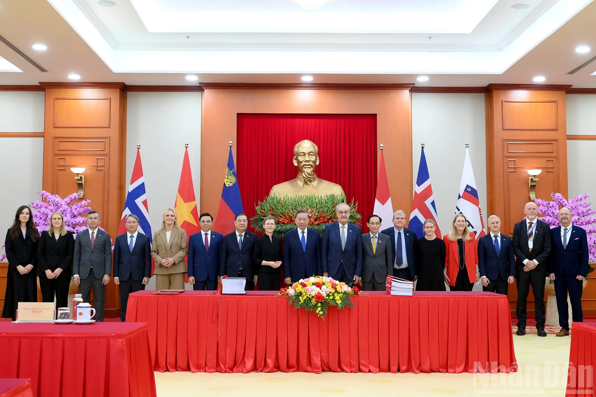 苏林与代表出席签署仪式