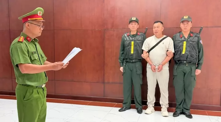 胡志明市警方以侵犯工业产权罪逮捕中国籍男子孙鹏 · 报道配图