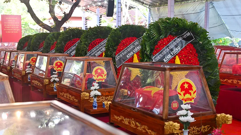 覆盖祖国旗帜的烈士遗骸