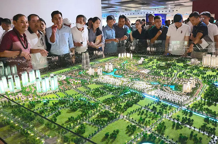 民众参观河内首都百年愿景总体规划展