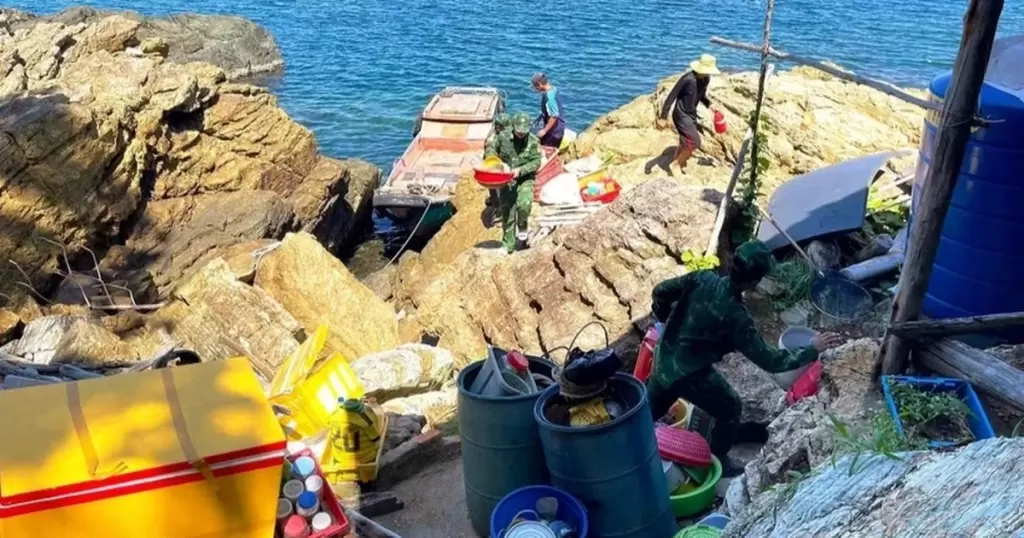 金瓯鸿快边防站协助5户岛民迁房避风浪