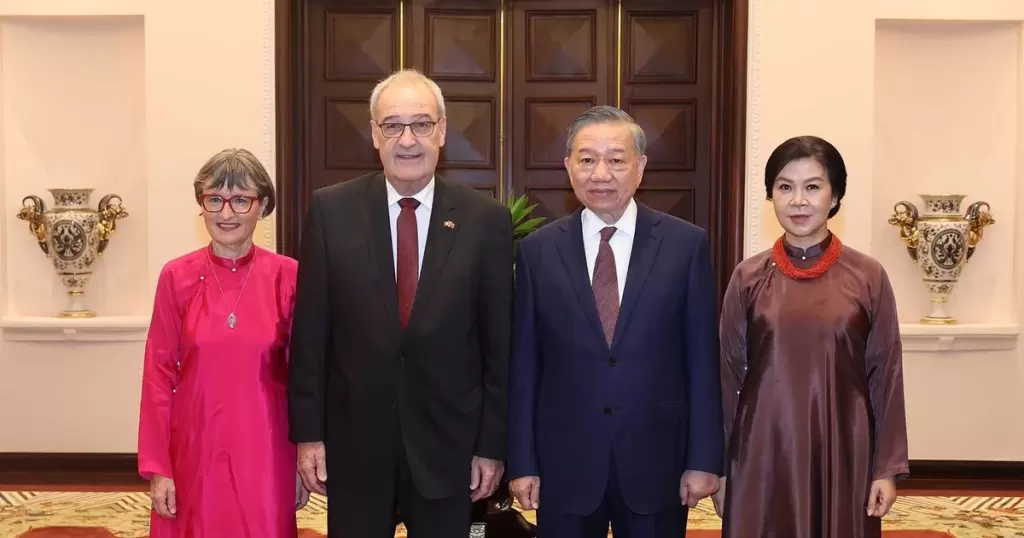 瑞士总统帕尔梅林结束访越，两国签署自贸协定