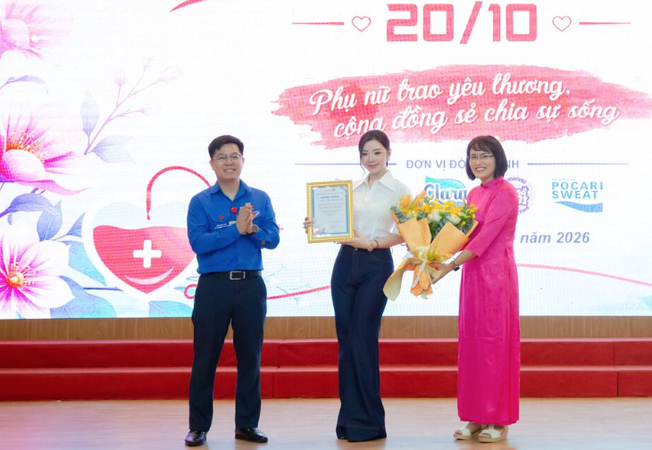 河內婦女節獻血活動：女教師第125次獻血 · 報道配圖