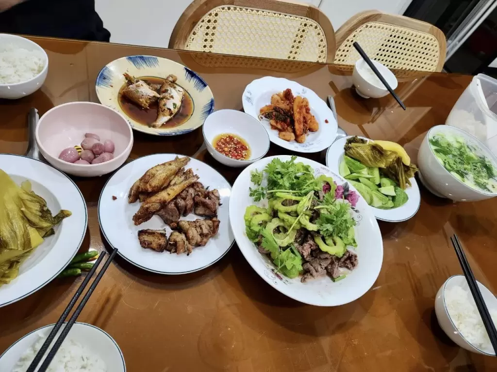 雅芳分享长江下厨做的家常饭菜 · 报道配图