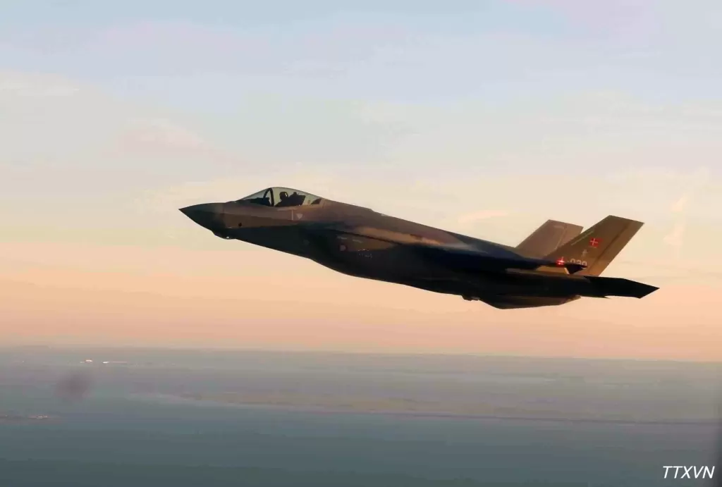 丹麥皇家空軍戰鬥機為蘇林總書記、國家主席專機護航