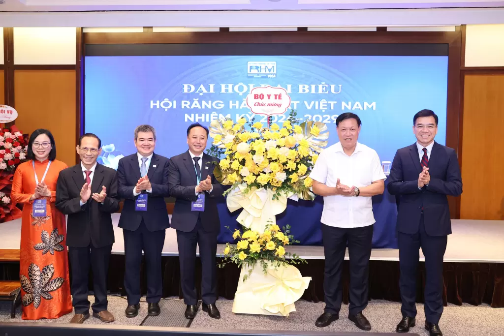 越南牙科协会选出新一届主席,卫生部要求整顿虚假广告 · 报道配图