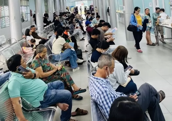 民众在胡志明市巴斯德研究所接种疫苗。