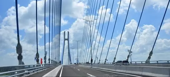 芹苴公安在Vàm Cống橋下救起跳河女子