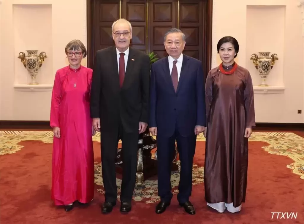 总书记、国家主席苏林和夫人迎接瑞士总统和夫人