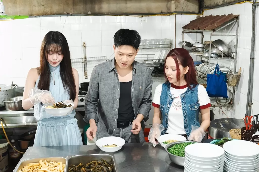吴兰香与Han Sara在《Sao Chọn》第四集做鳗鱼粥、包艾糍 · 报道配图