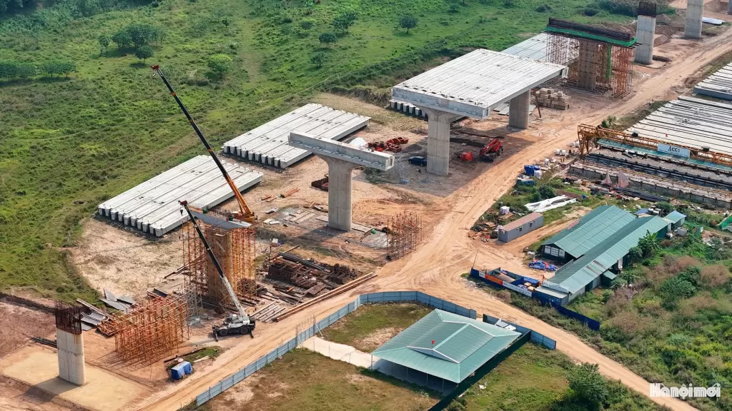 河内红河七桥完成全部桩基,开始架设桥面横梁 · 报道配图