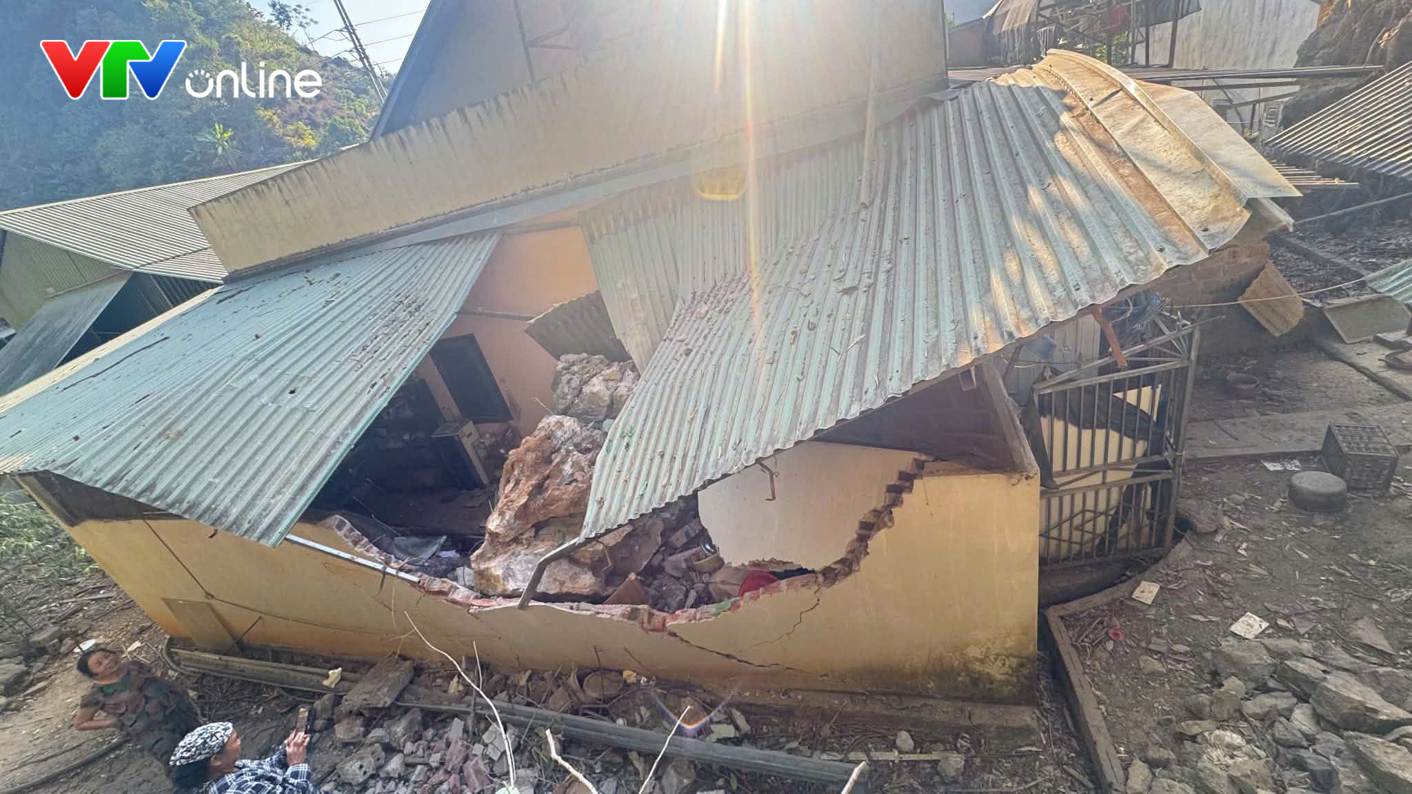 山羅省連發兩次地震 滾石砸塌一民宅廚房 · 報道配圖
