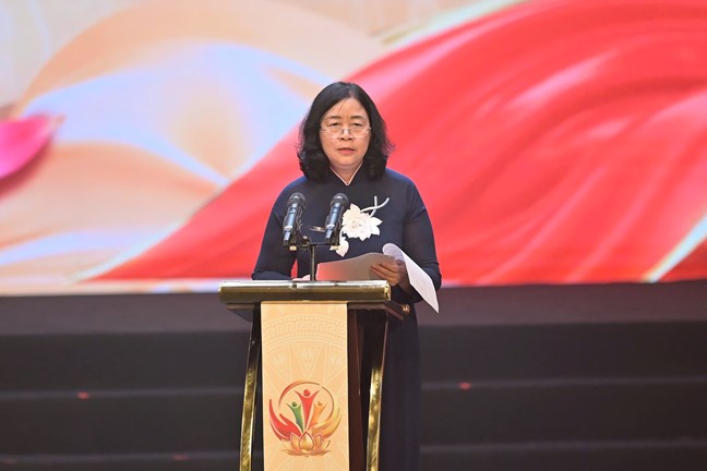 越南祖國陣線表彰225個社保貢獻者,30家機構認捐逾3669億越盾 · 報道配圖
