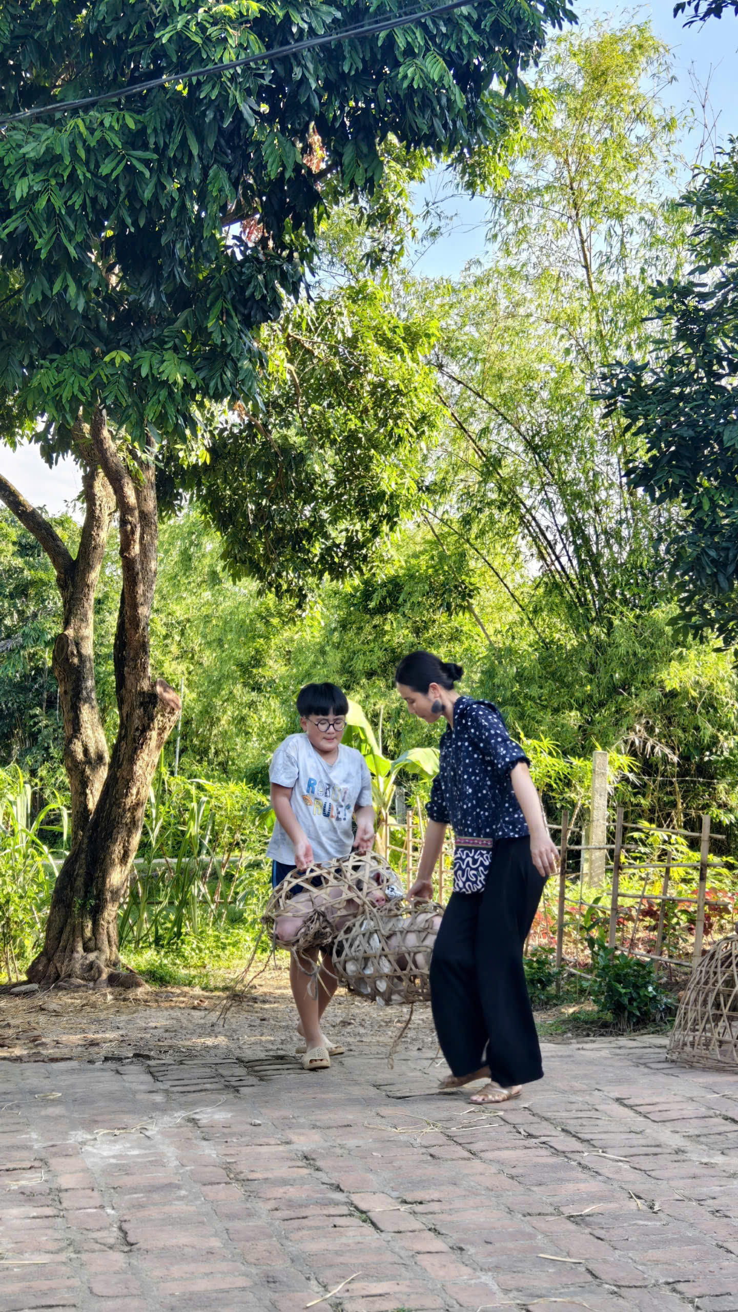 Minh Xíu增重5公斤,在《無頂之家》中飾演Huyền Lizzie的兒子